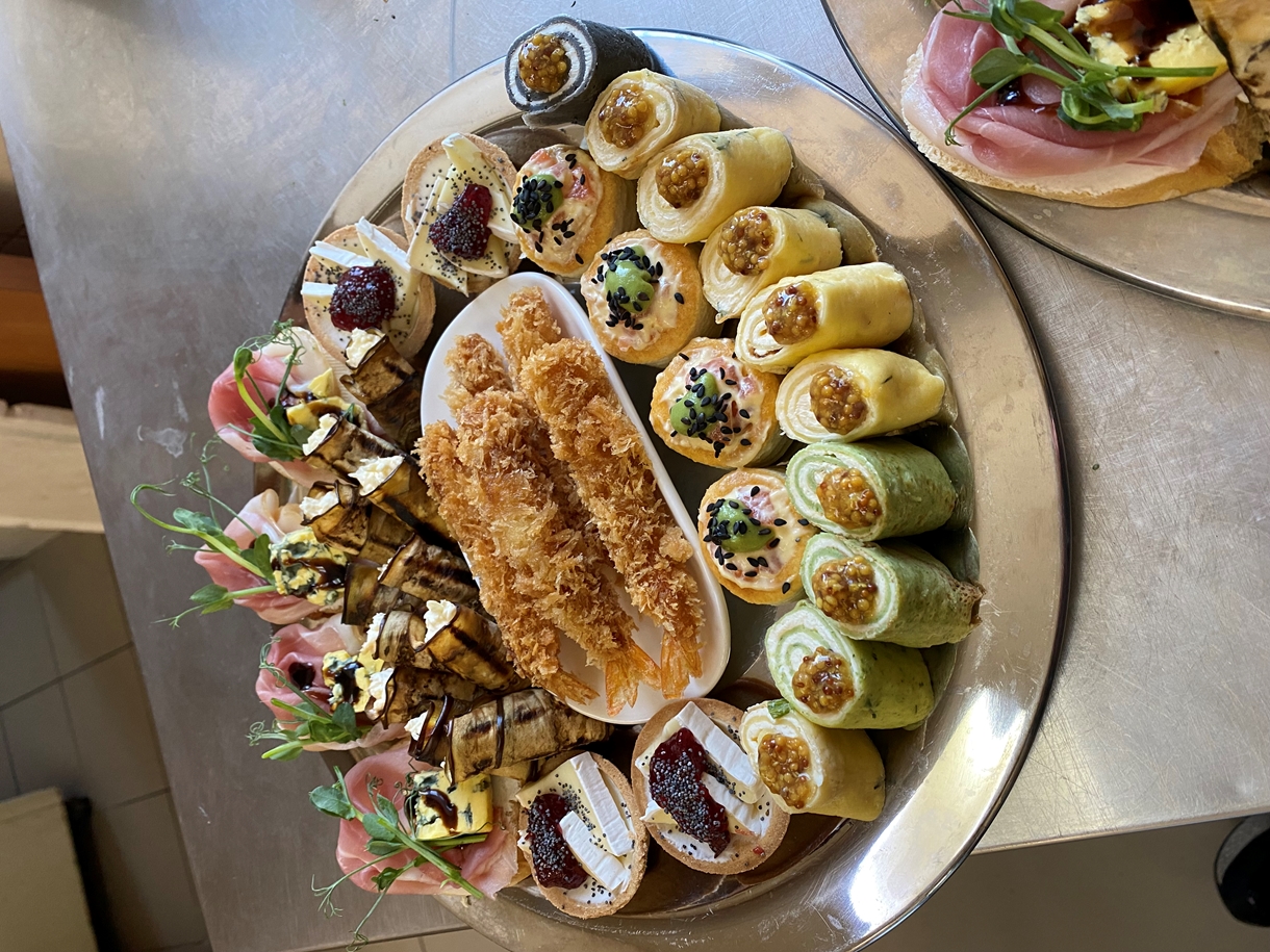 Тарілка з дрібними закусками