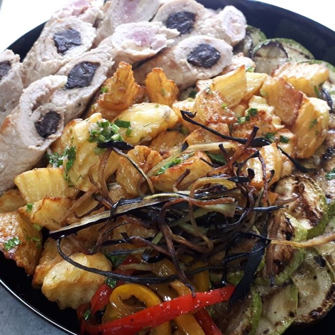 Крученики асорті з картоплею та овочами на грилі