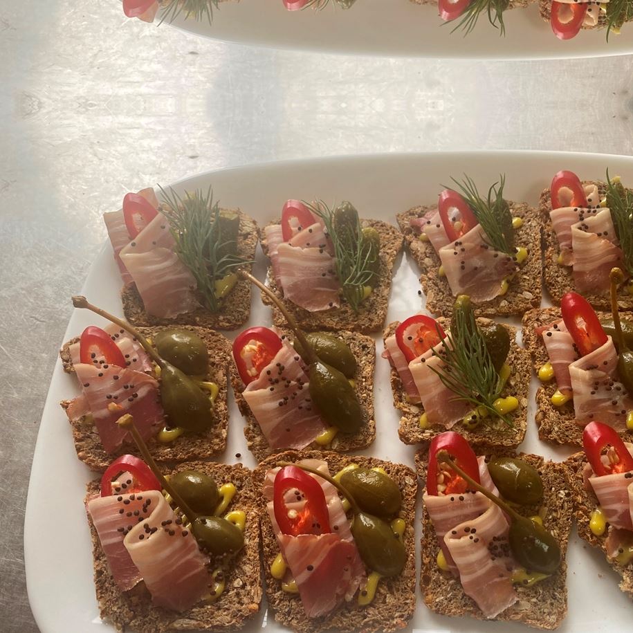 Цільнозернова грінка з беконом і каперсами