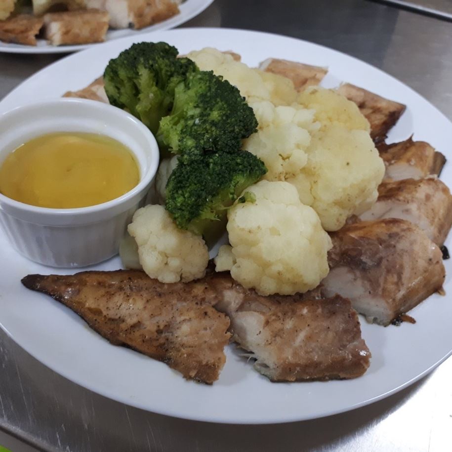 Скумбрія печена з овочами на пару
