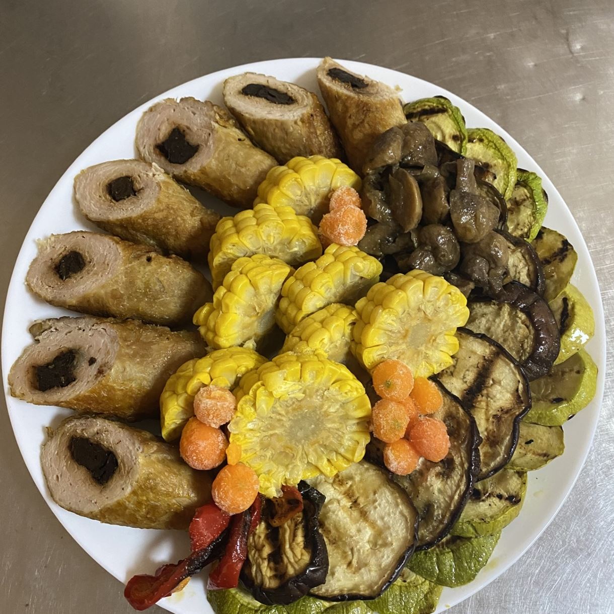 Крученики з чорносливом з овочами