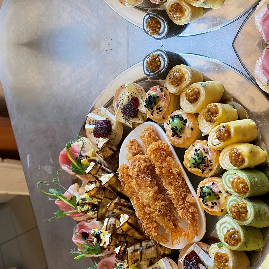 Тарілка з дрібними закусками